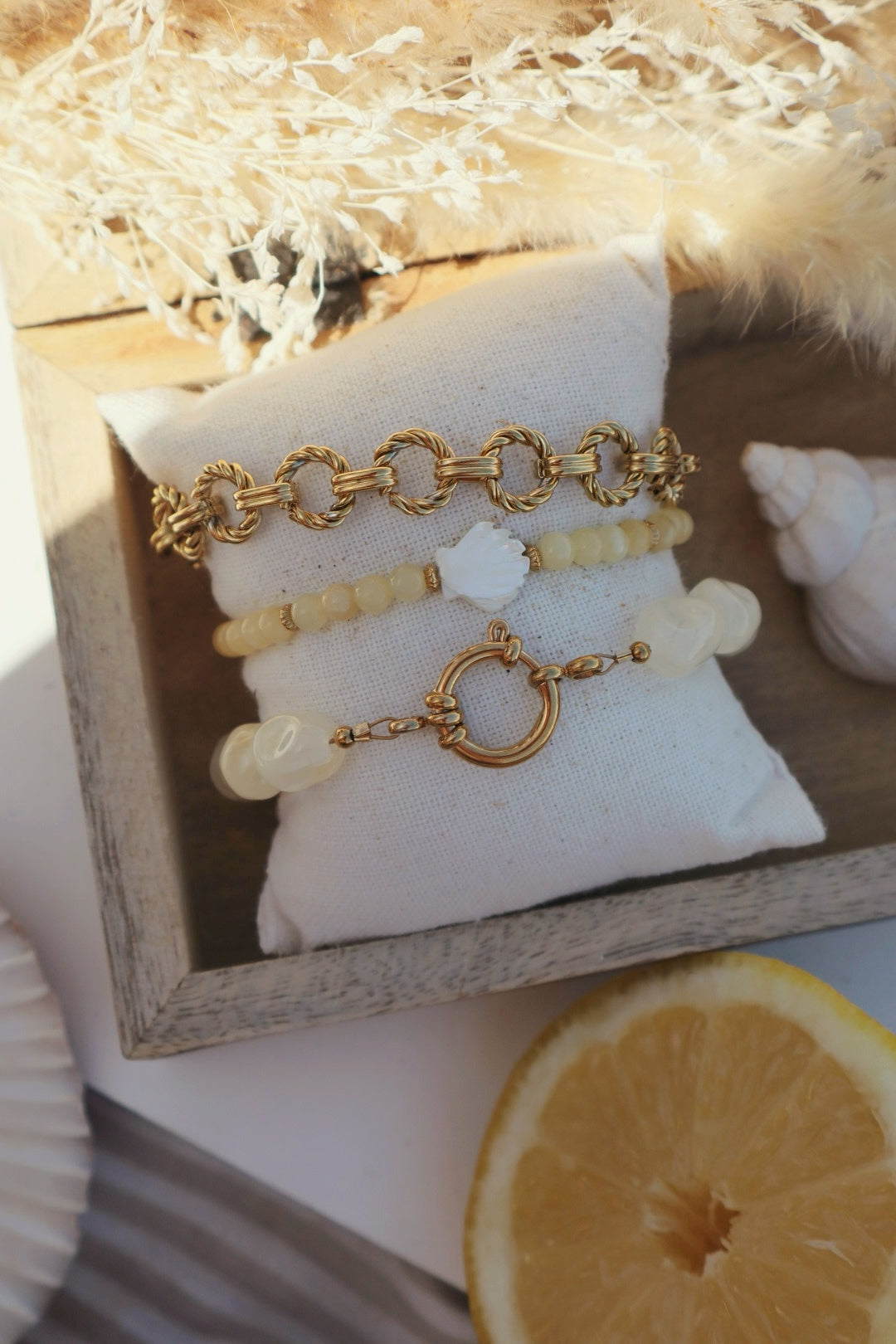 accumulation bracelets jaune citron été et coquillage