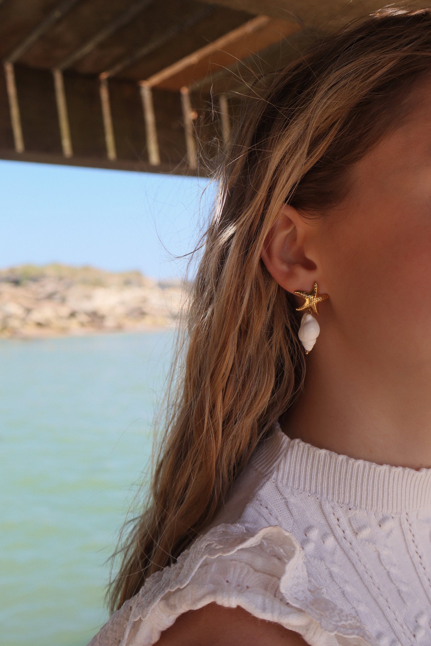 boucles d'oreilles étoile de mer doré et coquillage blanc femme