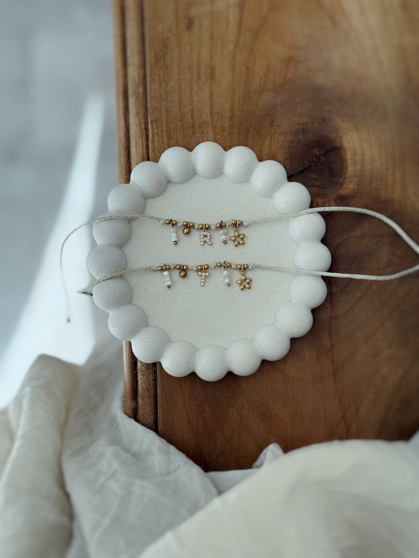 bracelet charms et initiale dorée strass perles blanc