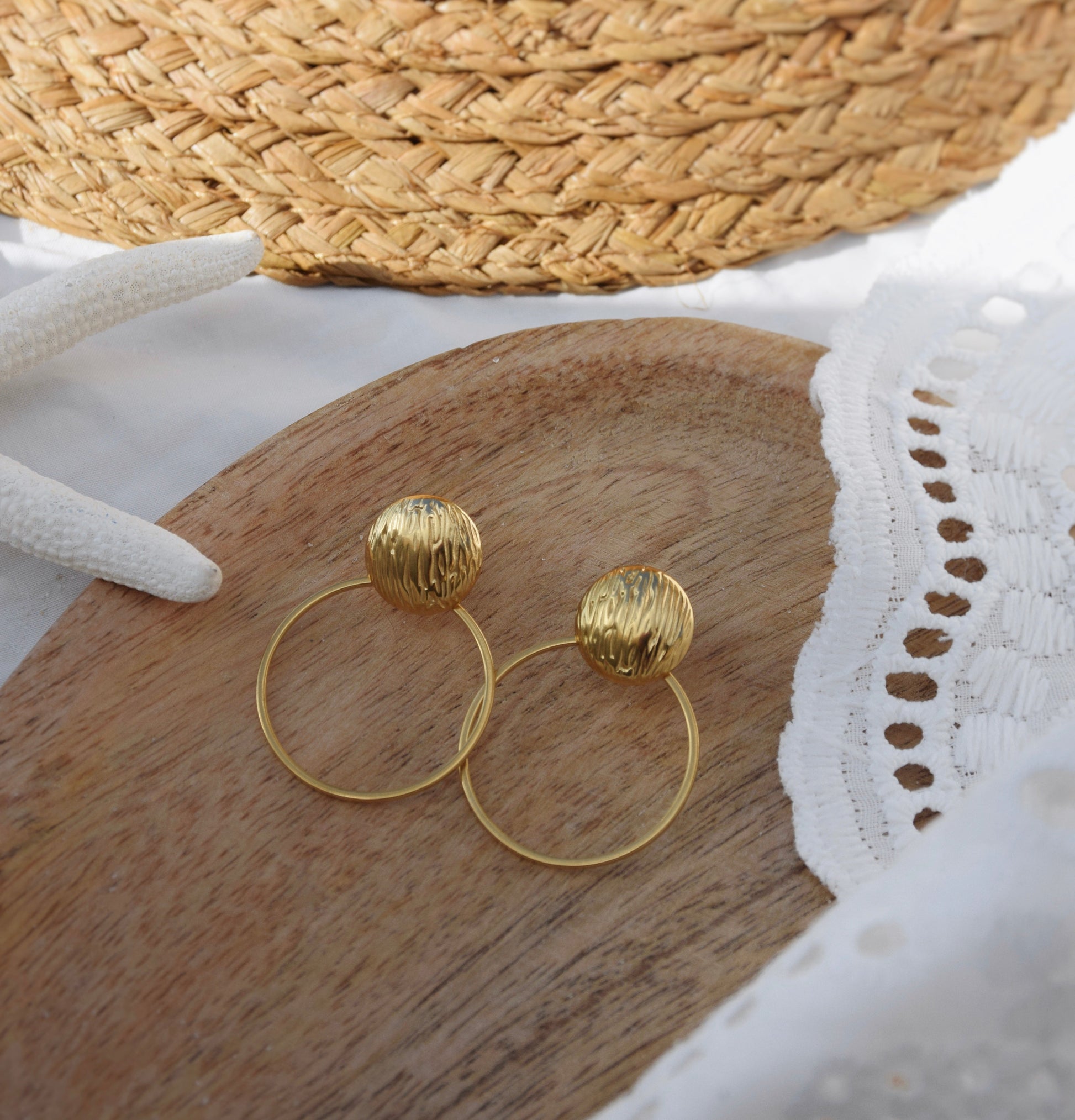 Femme boucles plage tendance summer girl