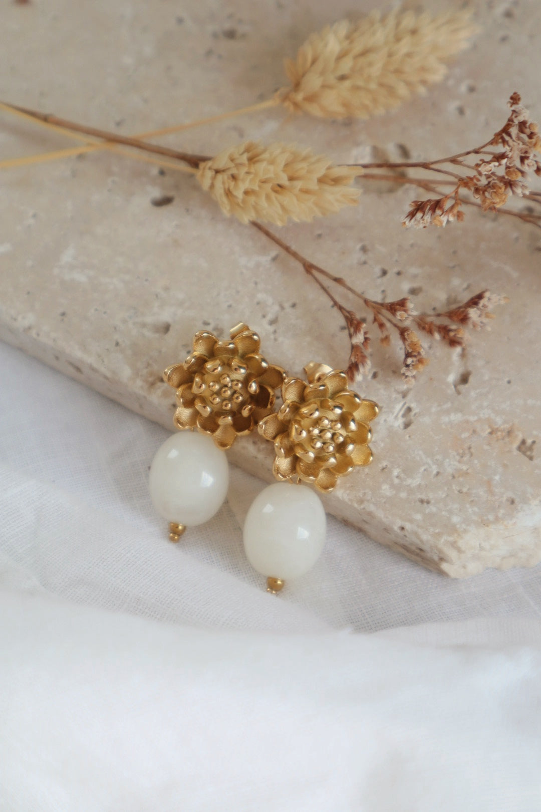 pendentif blanc et fleur doré acier - tendance 2026 printemps