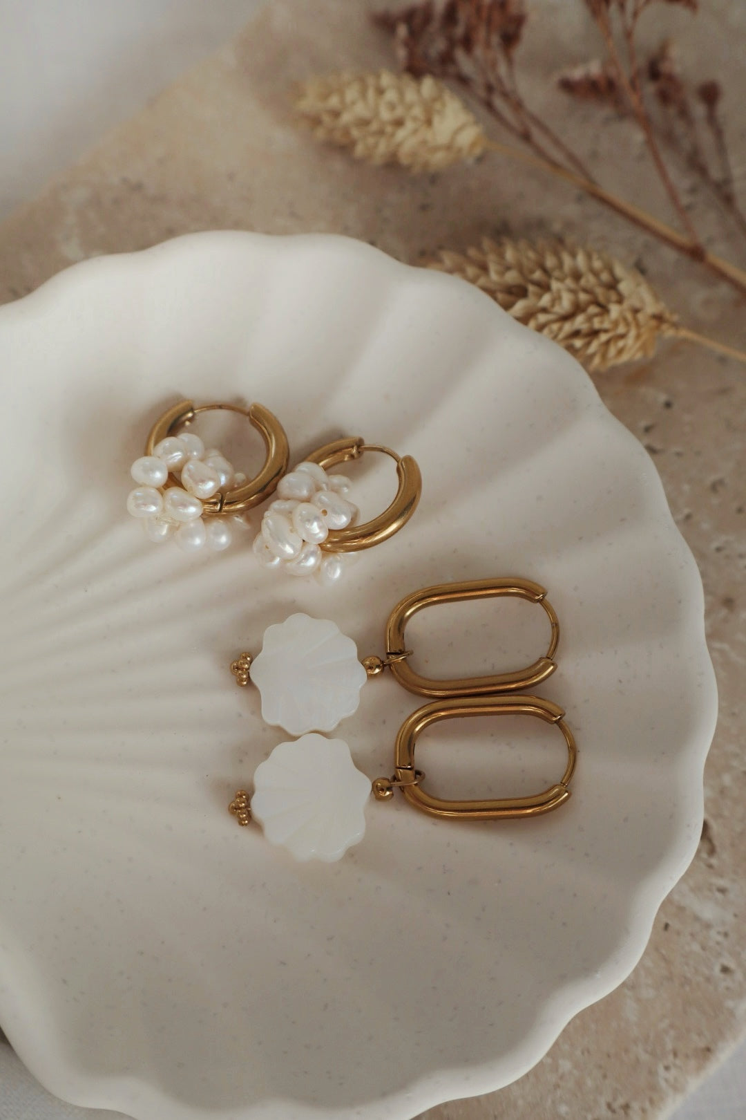 boucles blanches avec coquillage pierres perle blanche naturelle 