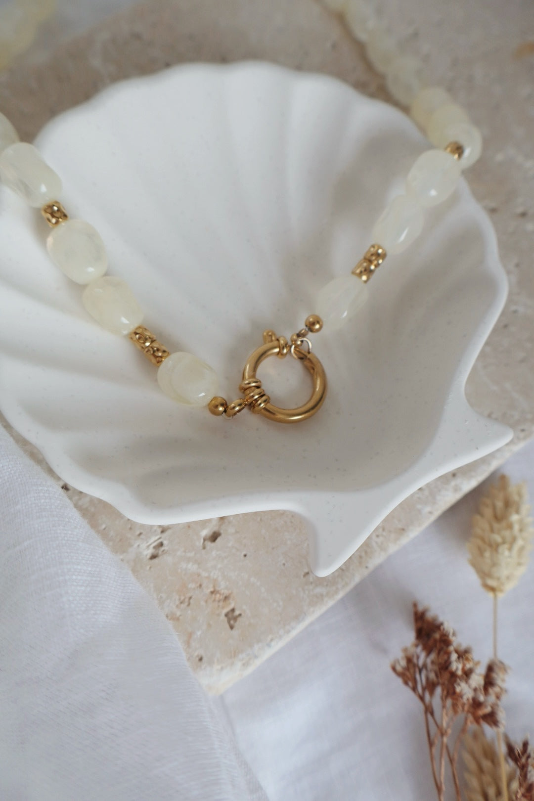 collier fait main fermoir bouée doré et perles acrylique beiges