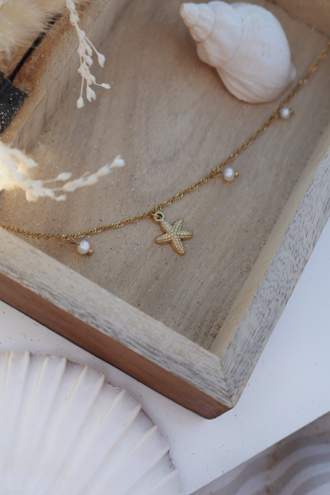 collier chaine fine étoile de mer et perles d'eau douce