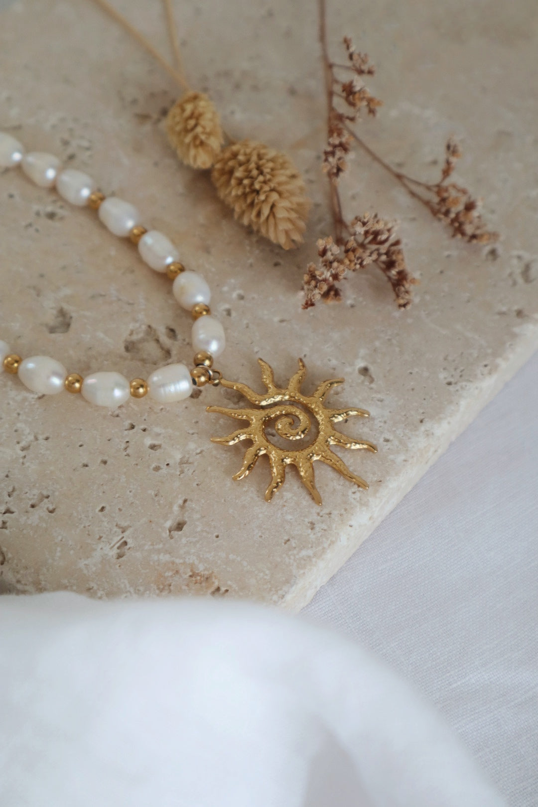 collier perles blanches et soleil doré fait main habillé printemps