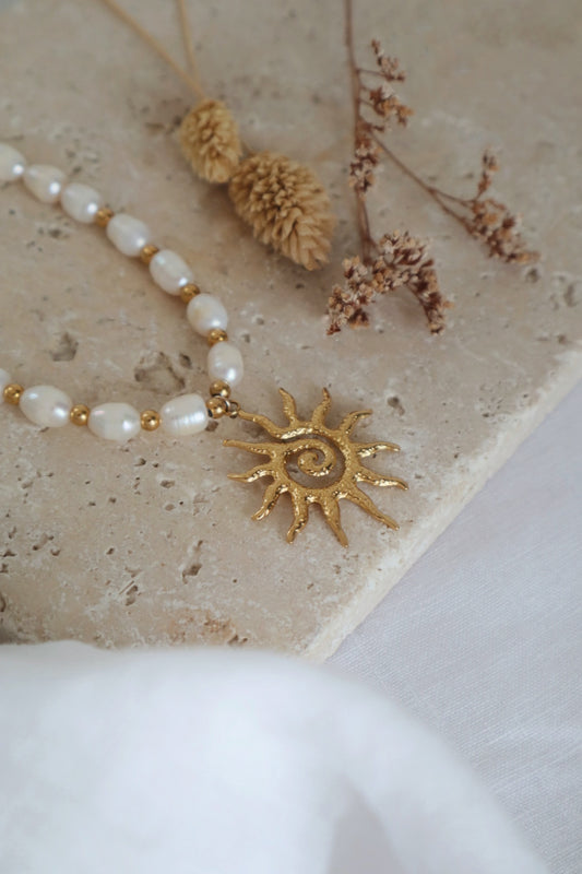 collier perles blanches et soleil doré fait main habillé printemps