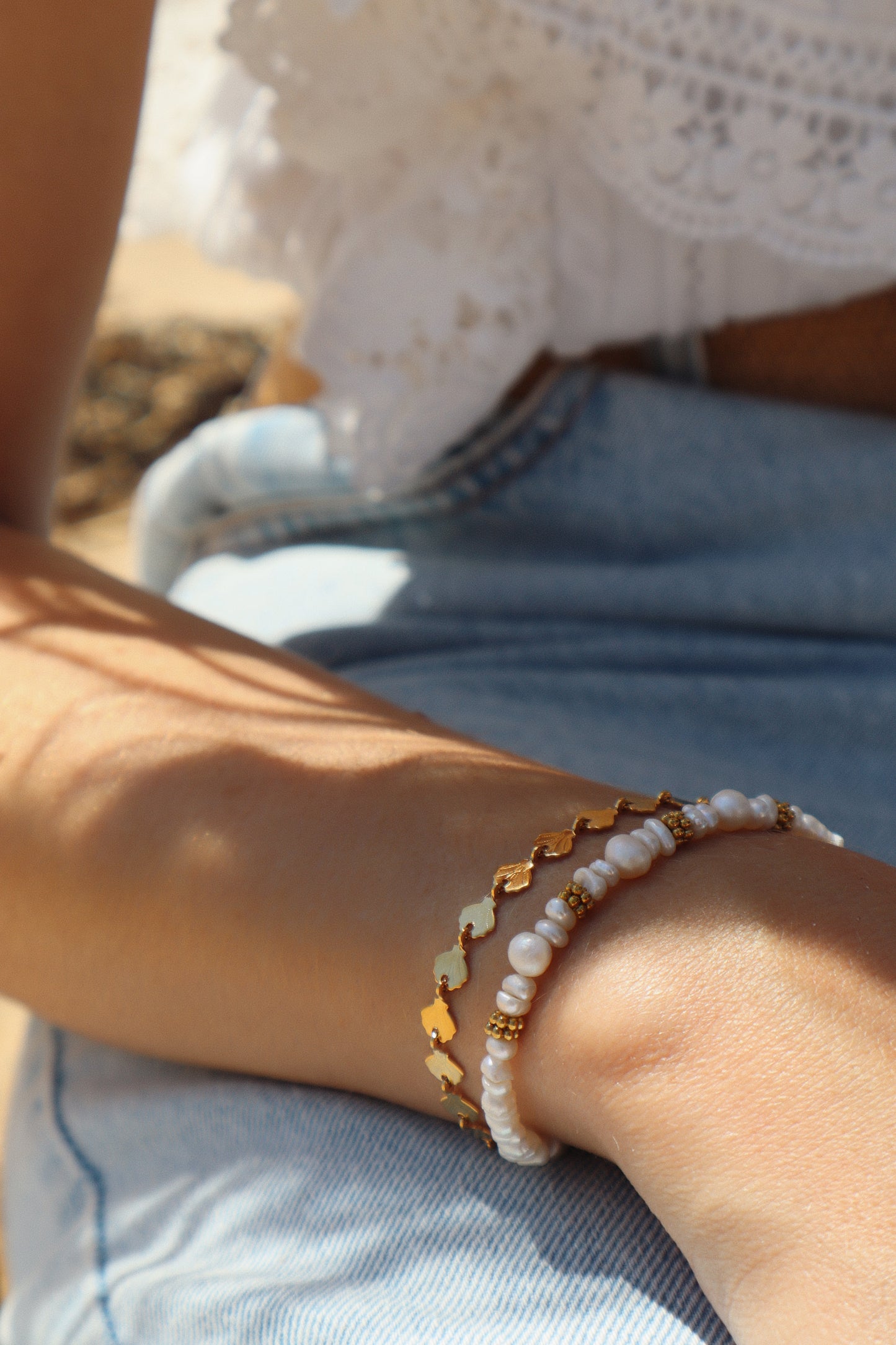 ensemble bracelets chaines doré et perles d'eau douce blanche 