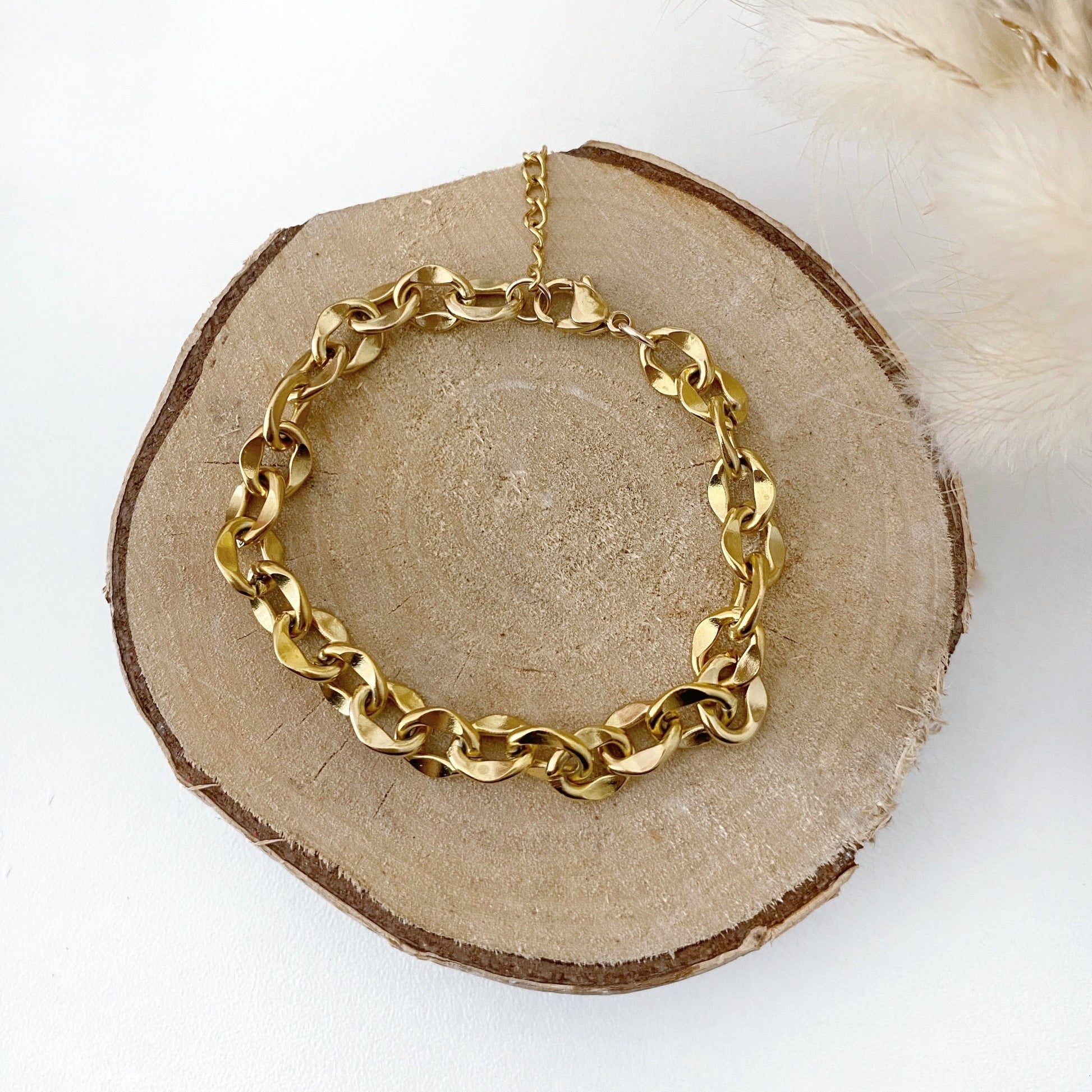 bracelet en acier doré chaine maillon chic détail