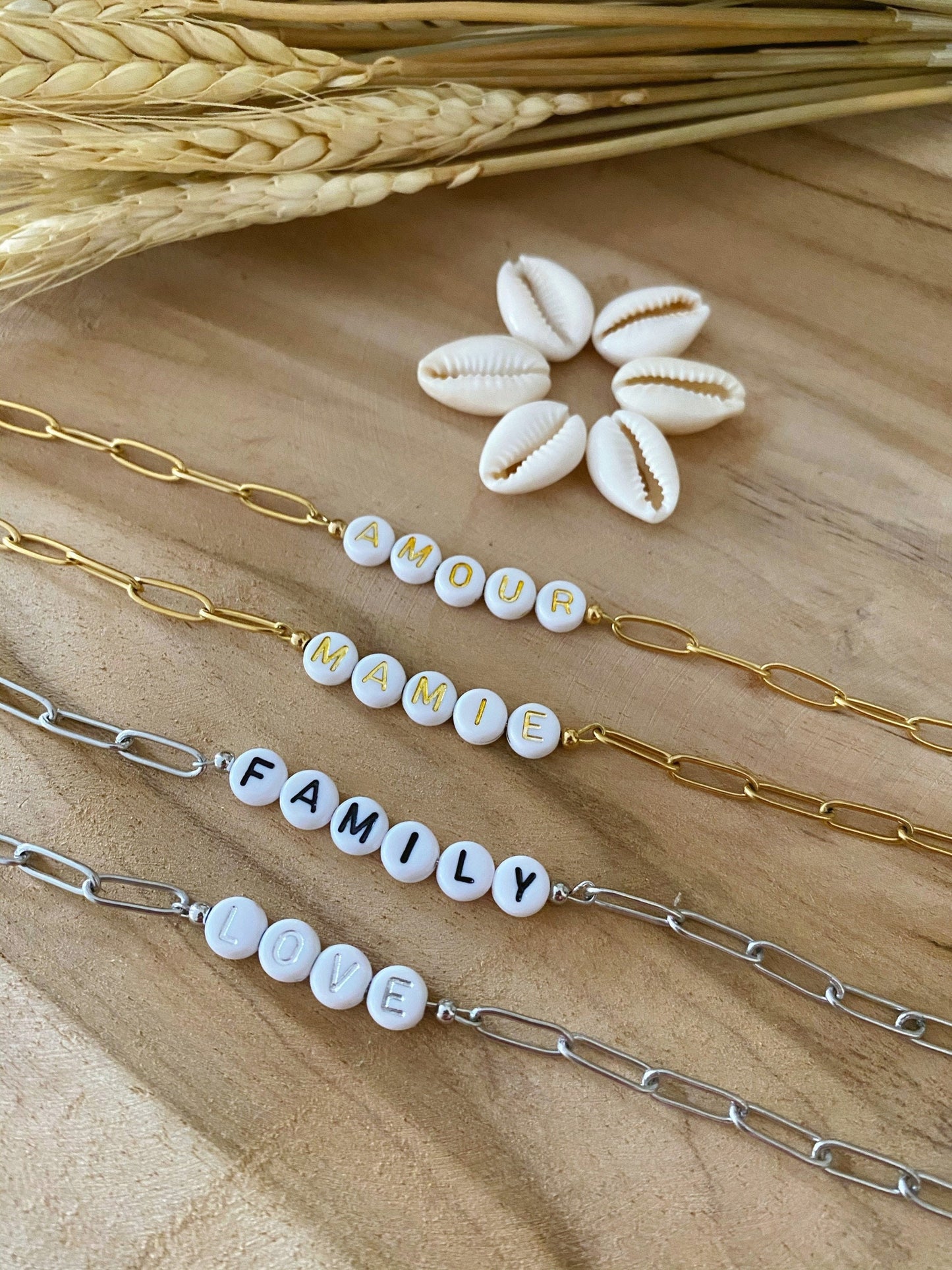 bracelet chaine doré ou argenté avec mot personnalisable perle lettre 