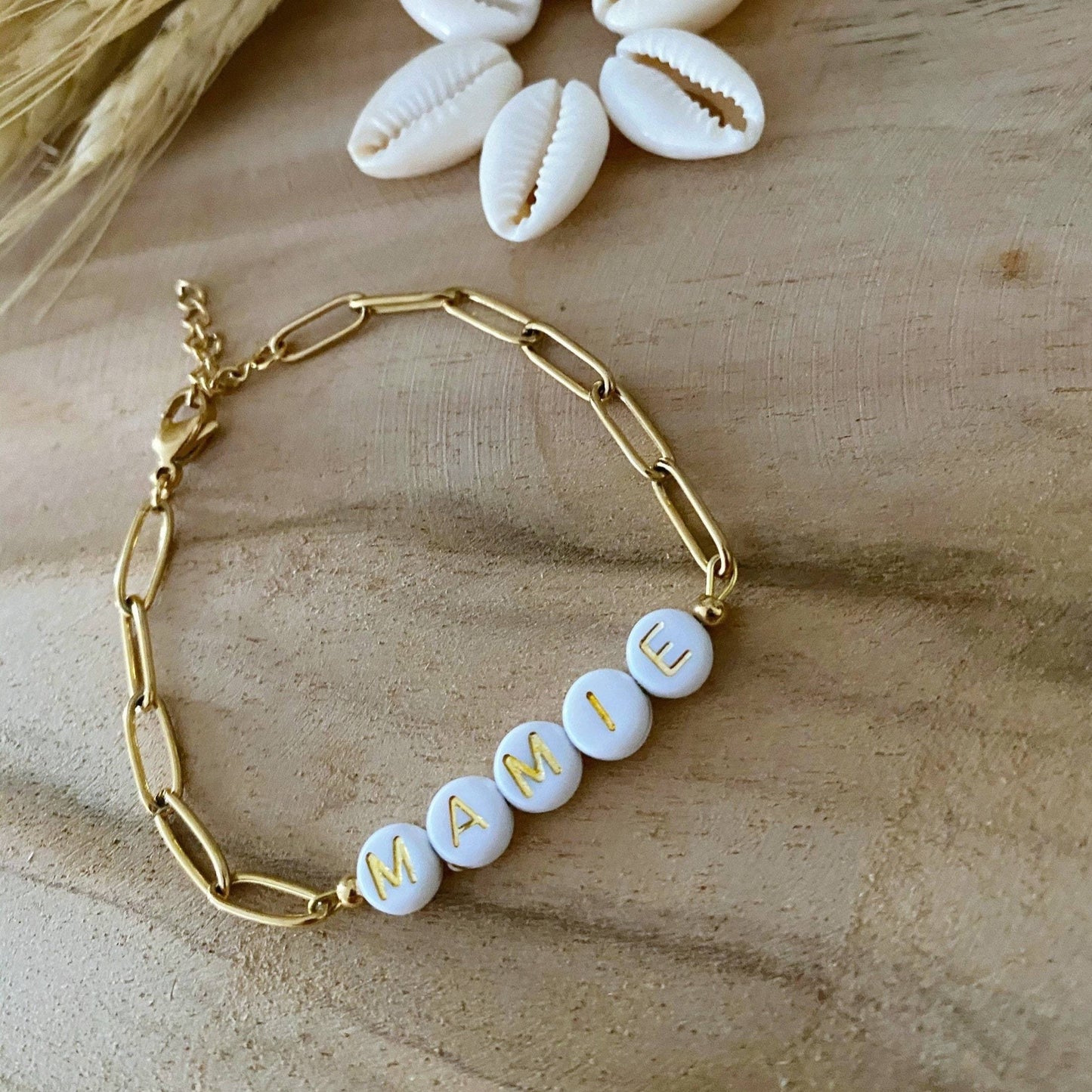 bracelet chaine avec maillon large et perle lettre dorée personnalisable 