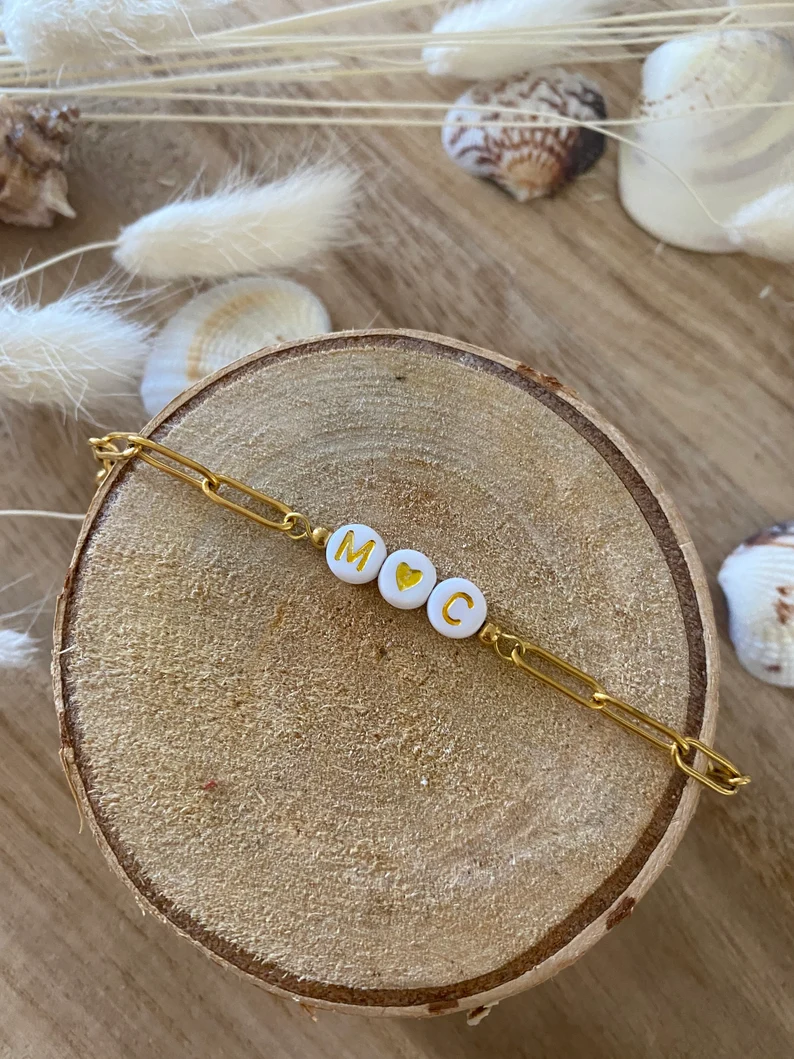 bracelet chaine dorée avec perles lettre personnalisables initiale prénom